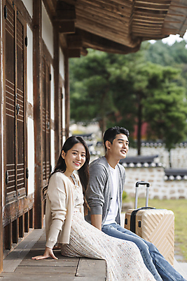 포토 JPG 주간 커플 응시 여자 남자 여행 휴가 휴식 한옥 미소 앉기 상반신 20대 성인 야외 두명 옆모습 캐리어 여행가방 한국인 시골 툇마루 성인만 국내포토 여주시 자연요소 한국전통 시선 뷰포인트 컨셉 고건축 가방 관계 모션 표정 사람 동양인 청년 마루_인테리어 경기도 파일형식
