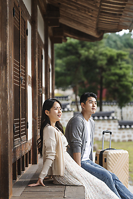 포토 JPG 주간 커플 응시 여자 남자 여행 휴가 휴식 한옥 앉기 20대 성인 야외 두명 옆모습 캐리어 여행가방 한국인 시골 툇마루 성인만 기와담장 국내포토 여주시 자연요소 한국전통 시선 뷰포인트 컨셉 고건축 가방 관계 모션 기와 사람 동양인 청년 담장 마루_인테리어 경기도 파일형식
