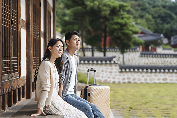 포토 JPG 주간 커플 응시 여자 남자 여행 휴가 휴식 한옥 미소 앉기 상반신 20대 성인 야외 두명 옆모습 캐리어 여행가방 한국인 시골 툇마루 성인만 기와담장 국내포토 여주시 자연요소 한국전통 시선 뷰포인트 컨셉 고건축 가방 관계 모션 표정 기와 사람 동양인 청년 담장 마루_인테리어 경기도 파일형식