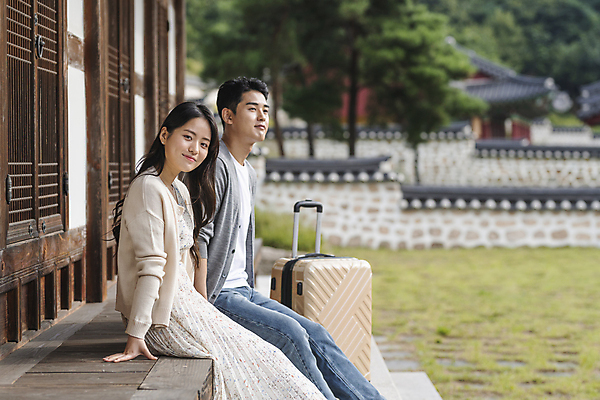 포토 JPG 주간 커플 응시 여자 남자 여행 휴가 휴식 한옥 미소 상반신 20대 성인 야외 두명 옆모습 캐리어 여행가방 한국인 시골 툇마루 성인만 기와담장 국내포토 여주시 자연요소 한국전통 시선 뷰포인트 컨셉 고건축 가방 관계 표정 기와 사람 동양인 청년 담장 마루_인테리어 경기도 파일형식