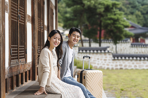 포토 JPG 주간 커플 응시 여자 남자 여행 휴가 휴식 한옥 미소 앉기 상반신 20대 성인 야외 두명 옆모습 캐리어 여행가방 한국인 시골 툇마루 성인만 기와담장 국내포토 여주시 자연요소 한국전통 시선 뷰포인트 컨셉 고건축 가방 관계 모션 표정 기와 사람 동양인 청년 담장 마루_인테리어 경기도 파일형식