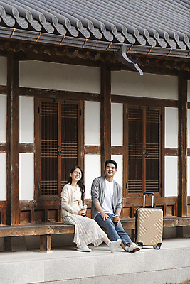 포토 JPG 주간 전신 커플 응시 여자 남자 커피 여행 휴가 휴식 한옥 들기 20대 성인 야외 두명 옆모습 캐리어 여행가방 한국인 시골 테이크아웃컵 툇마루 성인만 국내포토 여주시 자연요소 한국전통 시선 음료 뷰포인트 컨셉 고건축 가방 관계 모션 사람 동양인 청년 컵 마루_인테리어 경기도 파일형식