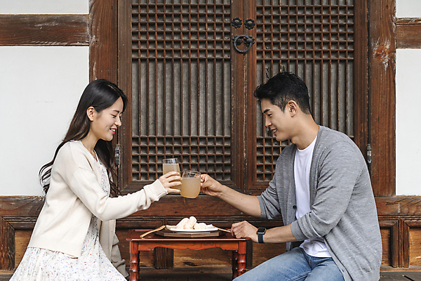 포토 JPG 주간 커플 여자 남자 여행 휴가 휴식 한옥 미소 들기 상반신 20대 성인 야외 두명 옆모습 컵 한국인 시골 건배 한과 마주앉기 다과 소반 식혜 다과상 툇마루 성인만 할매니얼 국내포토 여주시 자연요소 한국전통 식기 음료 뷰포인트 컨셉 고건축 관계 모션 탁자 디저트 표정 사람 앉기 동양인 청년 전통음식 마루_인테리어 전통차 신조어 경기도 파일형식