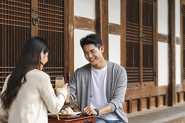 포토 JPG 주간 커플 여자 남자 여행 휴가 휴식 한옥 미소 들기 앉기 20대 성인 야외 두명 옆모습 뒷모습 컵 한국인 시골 한과 소반 식혜 다과상 툇마루 성인만 할매니얼 국내포토 여주시 자연요소 한국전통 식기 음료 뷰포인트 컨셉 고건축 관계 모션 탁자 디저트 표정 사람 동양인 청년 전통음식 마루_인테리어 전통차 신조어 경기도 다과 파일형식