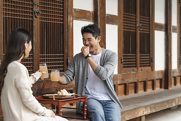 포토 JPG 주간 커플 여자 남자 여행 휴가 휴식 한옥 미소 들기 앉기 상반신 20대 성인 야외 두명 옆모습 뒷모습 컵 손들기 한국인 시골 건배 한과 소반 식혜 다과상 툇마루 성인만 할매니얼 국내포토 여주시 자연요소 한국전통 식기 음료 뷰포인트 컨셉 고건축 관계 모션 탁자 디저트 표정 사람 동양인 청년 전통음식 마루_인테리어 전통차 신조어 경기도 다과 파일형식