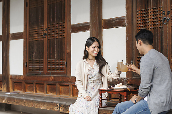 포토 JPG 주간 커플 여자 남자 여행 휴가 휴식 한옥 미소 들기 앉기 20대 성인 야외 두명 옆모습 뒷모습 컵 한국인 시골 건배 한과 소반 식혜 다과상 툇마루 성인만 할매니얼 국내포토 여주시 자연요소 한국전통 식기 음료 뷰포인트 컨셉 고건축 관계 모션 탁자 디저트 표정 사람 동양인 청년 전통음식 마루_인테리어 전통차 신조어 경기도 다과 파일형식