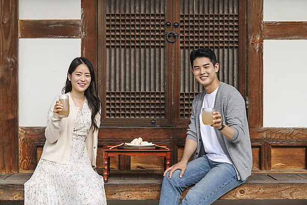 포토 JPG 주간 커플 응시 여자 남자 여행 휴가 휴식 한옥 미소 들기 상반신 20대 성인 야외 두명 옆모습 컵 한국인 시골 한과 소반 식혜 다과상 툇마루 성인만 할매니얼 국내포토 여주시 자연요소 한국전통 식기 시선 음료 뷰포인트 컨셉 고건축 관계 모션 탁자 디저트 표정 사람 동양인 청년 전통음식 마루_인테리어 전통차 신조어 경기도 다과 파일형식