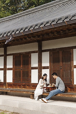 포토 JPG 주간 전신 커플 응시 여자 남자 여행 휴가 휴식 한옥 앉기 20대 성인 야외 두명 옆모습 컵 한국인 시골 가리킴 한과 소반 식혜 다과상 툇마루 성인만 할매니얼 국내포토 여주시 자연요소 한국전통 식기 시선 음료 뷰포인트 컨셉 고건축 관계 모션 탁자 디저트 사람 동양인 손짓 청년 전통음식 마루_인테리어 전통차 신조어 경기도 다과 파일형식