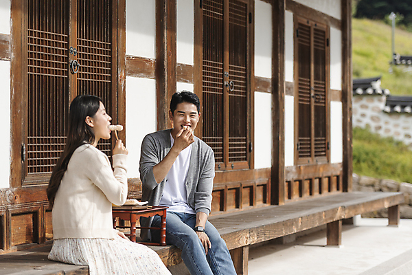 포토 JPG 주간 커플 여자 남자 여행 휴가 휴식 한옥 미소 들기 앉기 상반신 20대 성인 야외 두명 옆모습 한국인 시골 먹기 한과 소반 다과상 툇마루 성인만 할매니얼 국내포토 여주시 자연요소 한국전통 뷰포인트 컨셉 고건축 관계 모션 탁자 디저트 표정 사람 동양인 청년 전통음식 마루_인테리어 신조어 경기도 다과 파일형식