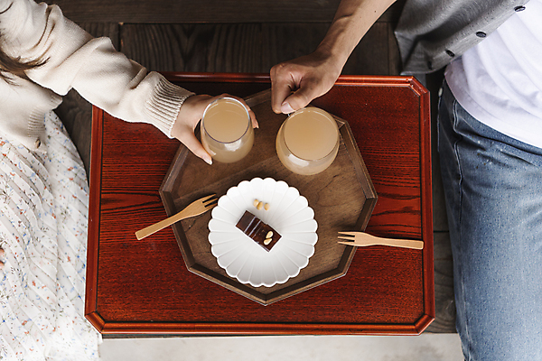 포토 JPG 주간 접시 손 커플 여자 남자 여행 포크 휴가 휴식 한옥 앉기 상반신 20대 성인 야외 두명 앞모습 신체부위 컵 하이앵글 한국인 시골 잡기 소반 식혜 다과상 양갱 툇마루 팔각쟁반 성인만 할매니얼 국내포토 여주시 자연요소 한국전통 식기 음료 뷰포인트 컨셉 고건축 관계 모션 탁자 쟁반 사람 동양인 청년 마루_인테리어 전통차 신조어 경기도 다과 파일형식