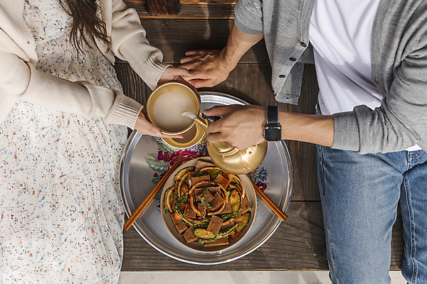 포토 JPG 주간 커플 여자 남자 여행 젓가락 휴가 휴식 한옥 쟁반 들기 앉기 상반신 20대 성인 야외 두명 앞모습 하이앵글 한국인 시골 붓기 막걸리 도토리묵 묵무침 양은주전자 툇마루 성인만 막걸리잔 국내포토 여주시 자연요소 한국전통 뷰포인트 컨셉 고건축 술잔 관계 모션 주전자 주류 수저 사람 동양인 청년 마루_인테리어 무침 경기도 파일형식