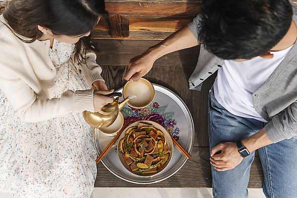 포토 JPG 주간 커플 여자 남자 여행 젓가락 휴가 휴식 한옥 쟁반 들기 상반신 20대 성인 야외 두명 앞모습 하이앵글 한국인 시골 붓기 막걸리 도토리묵 묵무침 양은주전자 툇마루 성인만 막걸리잔 국내포토 여주시 자연요소 한국전통 뷰포인트 컨셉 고건축 술잔 관계 모션 주전자 주류 수저 사람 동양인 청년 마루_인테리어 무침 경기도 파일형식