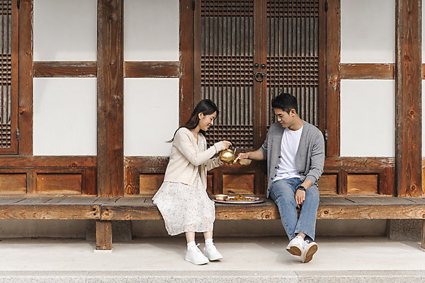 포토 JPG 주간 전신 커플 응시 여자 남자 여행 젓가락 주전자 휴가 휴식 한옥 쟁반 들기 앉기 20대 성인 야외 두명 앞모습 옆모습 한국인 시골 붓기 막걸리 도토리묵 묵무침 툇마루 성인만 막걸리잔 국내포토 여주시 자연요소 한국전통 시선 뷰포인트 컨셉 고건축 술잔 관계 모션 주방용품 주류 수저 사람 동양인 청년 마루_인테리어 무침 경기도 파일형식