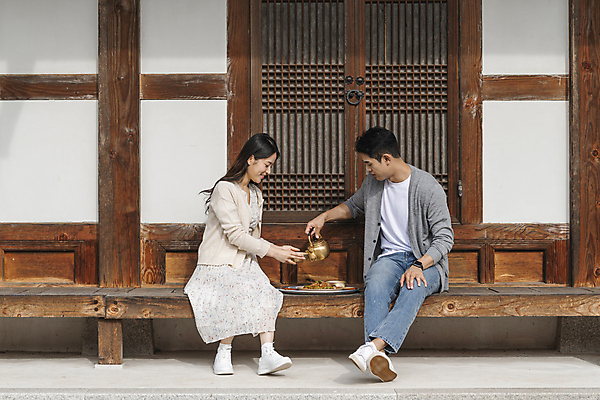 포토 JPG 주간 전신 커플 응시 여자 남자 여행 젓가락 휴가 휴식 한옥 쟁반 들기 앉기 20대 성인 야외 두명 옆모습 한국인 시골 붓기 막걸리 도토리묵 묵무침 양은주전자 툇마루 성인만 막걸리잔 국내포토 여주시 자연요소 한국전통 시선 뷰포인트 컨셉 고건축 술잔 관계 모션 주전자 주류 수저 사람 동양인 청년 마루_인테리어 무침 경기도 파일형식