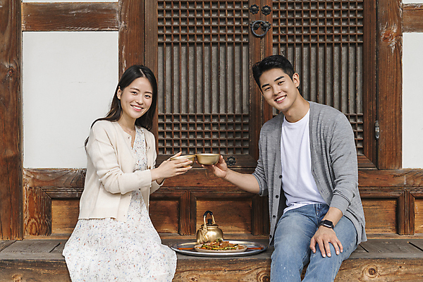 포토 JPG 주간 커플 여자 남자 여행 젓가락 휴가 휴식 한옥 쟁반 미소 들기 앉기 상반신 20대 성인 야외 두명 옆모습 한국인 시골 건배 막걸리 도토리묵 묵무침 양은주전자 툇마루 성인만 막걸리잔 국내포토 여주시 자연요소 한국전통 뷰포인트 컨셉 고건축 술잔 관계 모션 주전자 주류 수저 표정 사람 동양인 청년 마루_인테리어 무침 경기도 파일형식
