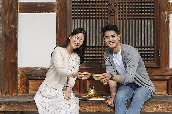 포토 JPG 주간 커플 여자 남자 여행 젓가락 휴가 휴식 한옥 쟁반 미소 들기 앉기 20대 성인 야외 두명 옆모습 한국인 시골 건배 막걸리 도토리묵 묵무침 양은주전자 툇마루 성인만 막걸리잔 국내포토 여주시 자연요소 한국전통 뷰포인트 컨셉 고건축 술잔 관계 모션 주전자 주류 수저 표정 사람 동양인 청년 마루_인테리어 무침 경기도 파일형식