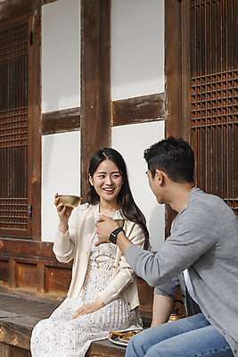 포토 JPG 주간 커플 응시 여자 남자 여행 젓가락 휴가 휴식 한옥 쟁반 미소 들기 앉기 20대 성인 야외 두명 옆모습 뒷모습 한국인 시골 막걸리 도토리묵 묵무침 양은주전자 툇마루 성인만 막걸리잔 국내포토 여주시 자연요소 한국전통 시선 뷰포인트 컨셉 고건축 술잔 관계 모션 주전자 주류 수저 표정 사람 동양인 청년 마루_인테리어 무침 경기도 파일형식