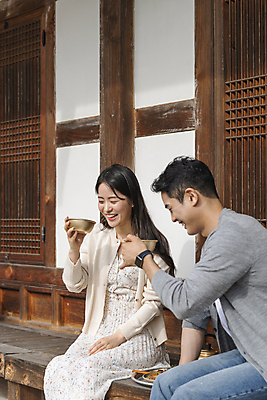 포토 JPG 주간 커플 여자 남자 여행 젓가락 휴가 휴식 한옥 쟁반 미소 들기 앉기 20대 성인 야외 두명 옆모습 한국인 마시기 시골 막걸리 도토리묵 묵무침 양은주전자 툇마루 성인만 막걸리잔 국내포토 여주시 자연요소 한국전통 뷰포인트 컨셉 고건축 술잔 관계 모션 주전자 주류 수저 표정 사람 동양인 청년 마루_인테리어 무침 경기도 파일형식