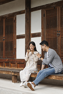 포토 JPG 주간 전신 커플 여자 남자 여행 젓가락 휴가 휴식 한옥 쟁반 미소 들기 앉기 20대 성인 야외 두명 옆모습 한국인 마시기 시골 찡그림 막걸리 도토리묵 묵무침 양은주전자 툇마루 성인만 막걸리잔 국내포토 여주시 자연요소 한국전통 뷰포인트 컨셉 고건축 술잔 관계 모션 주전자 주류 수저 표정 사람 동양인 청년 마루_인테리어 무침 경기도 파일형식
