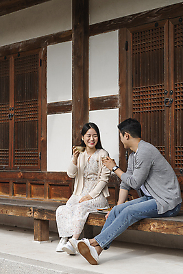 포토 JPG 주간 전신 커플 응시 여자 남자 여행 젓가락 휴가 휴식 한옥 쟁반 미소 들기 앉기 20대 성인 야외 두명 옆모습 한국인 시골 막걸리 도토리묵 묵무침 양은주전자 툇마루 성인만 막걸리잔 국내포토 여주시 자연요소 한국전통 시선 뷰포인트 컨셉 고건축 술잔 관계 모션 주전자 주류 수저 표정 사람 동양인 청년 마루_인테리어 무침 경기도 파일형식