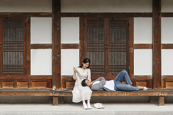 포토 JPG 주간 전신 커플 응시 여자 남자 여행 젓가락 휴가 휴식 한옥 쟁반 미소 앉기 20대 성인 야외 두명 앞모습 옆모습 눕기 팔짱 한국인 시골 부채 막걸리 도토리묵 무릎베개 묵무침 양은주전자 툇마루 성인만 국내포토 여주시 자연요소 한국전통 시선 뷰포인트 컨셉 고건축 관계 모션 주전자 주류 수저 표정 사람 동양인 청년 마루_인테리어 무침 경기도 파일형식