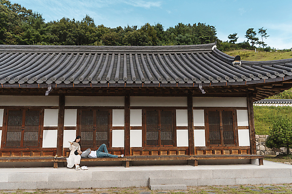 포토 JPG 주간 전신 커플 여자 남자 여행 젓가락 휴가 휴식 한옥 쟁반 앉기 20대 성인 야외 두명 앞모습 옆모습 팔짱 한국인 시골 부채 막걸리 도토리묵 무릎베개 묵무침 양은주전자 툇마루 성인만 국내포토 여주시 자연요소 한국전통 뷰포인트 컨셉 고건축 관계 모션 주전자 주류 수저 사람 동양인 청년 마루_인테리어 무침 경기도 파일형식