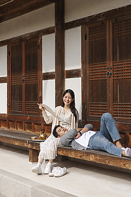 포토 JPG 주간 전신 커플 여자 남자 여행 젓가락 휴가 휴식 한옥 쟁반 미소 들기 앉기 20대 성인 야외 두명 옆모습 눕기 팔짱 눈감음 한국인 시골 부채 막걸리 도토리묵 무릎베개 묵무침 부채질 양은주전자 툇마루 성인만 국내포토 여주시 자연요소 한국전통 뷰포인트 컨셉 고건축 관계 모션 주전자 주류 수저 표정 사람 동양인 청년 마루_인테리어 무침 경기도 파일형식