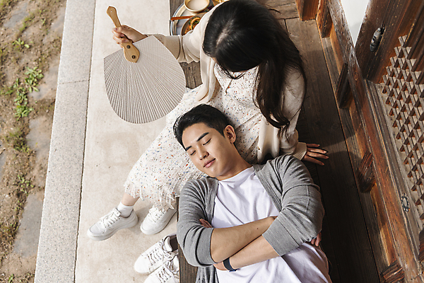 포토 JPG 주간 전신 커플 응시 여자 남자 여행 젓가락 휴가 휴식 한옥 쟁반 상반신 20대 성인 야외 두명 앞모습 옆모습 하이앵글 눕기 팔짱 눈감음 한국인 시골 부채 막걸리 도토리묵 무릎베개 묵무침 부채질 양은주전자 툇마루 성인만 국내포토 여주시 자연요소 한국전통 시선 뷰포인트 컨셉 고건축 관계 모션 주전자 주류 수저 사람 동양인 청년 마루_인테리어 무침 경기도 파일형식