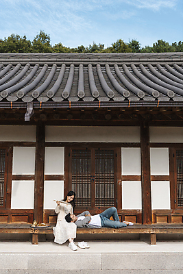 포토 JPG 주간 전신 커플 응시 여자 남자 여행 젓가락 휴가 휴식 한옥 쟁반 앉기 20대 성인 야외 두명 옆모습 눕기 팔짱 한국인 시골 부채 막걸리 도토리묵 무릎베개 묵무침 부채질 양은주전자 툇마루 성인만 국내포토 여주시 자연요소 한국전통 시선 뷰포인트 컨셉 고건축 관계 모션 주전자 주류 수저 사람 동양인 청년 마루_인테리어 무침 경기도 파일형식