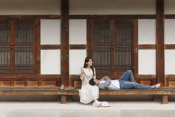 포토 JPG 주간 전신 커플 응시 여자 남자 여행 젓가락 휴가 휴식 한옥 쟁반 미소 들기 앉기 20대 성인 야외 두명 옆모습 눕기 팔짱 한국인 시골 부채 막걸리 도토리묵 무릎베개 묵무침 양은주전자 툇마루 성인만 국내포토 여주시 자연요소 한국전통 시선 뷰포인트 컨셉 고건축 관계 모션 주전자 주류 수저 표정 사람 동양인 청년 마루_인테리어 무침 경기도 파일형식