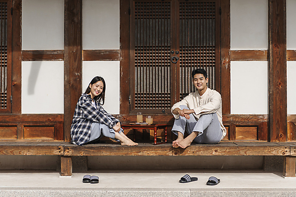 포토 JPG 주간 전신 커플 응시 여자 남자 여행 휴가 휴식 슬리퍼 한옥 미소 앉기 20대 성인 야외 두명 옆모습 컵 한국인 시골 소반 식혜 양갱 툇마루 성인만 할매니얼 국내포토 여주시 자연요소 한국전통 식기 시선 음료 뷰포인트 신발 컨셉 고건축 관계 모션 탁자 표정 사람 동양인 청년 마루_인테리어 전통차 신조어 경기도 파일형식