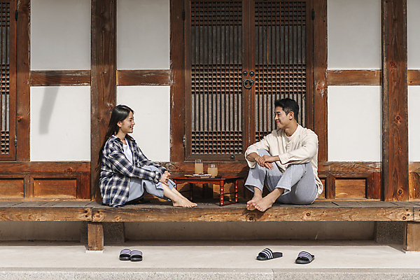 포토 JPG 주간 전신 커플 응시 여자 남자 여행 휴가 휴식 한옥 미소 앉기 20대 성인 야외 두명 옆모습 컵 마주보기 한국인 시골 소반 식혜 다과상 양갱 툇마루 성인만 할매니얼 국내포토 여주시 자연요소 한국전통 식기 시선 음료 뷰포인트 컨셉 고건축 관계 모션 탁자 표정 사람 동양인 청년 마루_인테리어 전통차 신조어 경기도 다과 파일형식