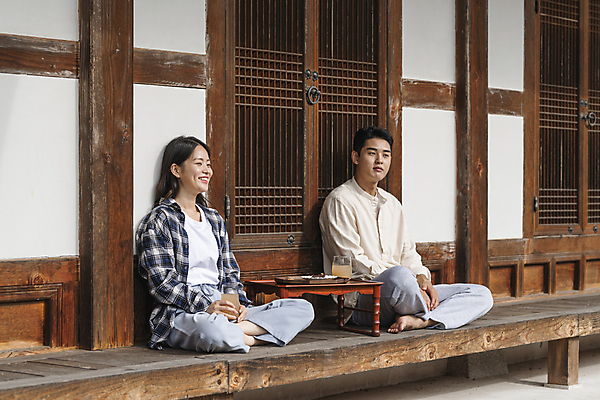 포토 JPG 주간 전신 커플 여자 남자 여행 휴가 휴식 한옥 미소 들기 앉기 20대 성인 야외 두명 옆모습 컵 기댐 한국인 시골 소반 식혜 다과상 양갱 툇마루 성인만 할매니얼 국내포토 여주시 자연요소 한국전통 식기 음료 뷰포인트 컨셉 고건축 관계 모션 탁자 표정 사람 동양인 청년 마루_인테리어 전통차 신조어 경기도 다과 파일형식