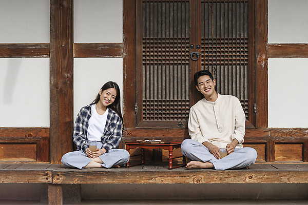 포토 JPG 주간 전신 커플 여자 남자 여행 휴가 휴식 슬리퍼 한옥 미소 들기 앉기 20대 성인 야외 두명 옆모습 컵 한국인 시골 소반 식혜 다과상 양갱 툇마루 성인만 할매니얼 국내포토 여주시 자연요소 한국전통 식기 음료 뷰포인트 신발 컨셉 고건축 관계 모션 탁자 표정 사람 동양인 청년 마루_인테리어 전통차 신조어 경기도 다과 파일형식