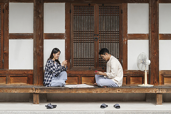 포토 JPG 주간 전신 커플 응시 여자 남자 여행 휴가 휴식 슬리퍼 한옥 미소 들기 앉기 20대 성인 야외 두명 옆모습 한국인 시골 선풍기 툇마루 화투 화투놀이 화투패 성인만 국내포토 여주시 자연요소 한국전통 시선 뷰포인트 신발 컨셉 고건축 관계 모션 표정 사람 동양인 청년 가전제품 게임 마루_인테리어 경기도 파일형식