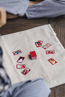 포토 JPG 주간 손 커플 여행 휴가 휴식 한옥 야외 앞모습 뒷모습 신체부위 시골 다리 툇마루 화투 화투놀이 화투패 국내포토 여주시 자연요소 한국전통 뷰포인트 컨셉 고건축 관계 사람 게임 마루_인테리어 경기도 파일형식