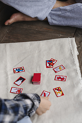 포토 JPG 주간 손 커플 여행 휴가 휴식 한옥 앉기 야외 앞모습 뒷모습 신체부위 시골 다리 잡기 툇마루 화투 화투놀이 화투패 국내포토 여주시 자연요소 한국전통 뷰포인트 컨셉 고건축 관계 모션 사람 게임 마루_인테리어 경기도 파일형식