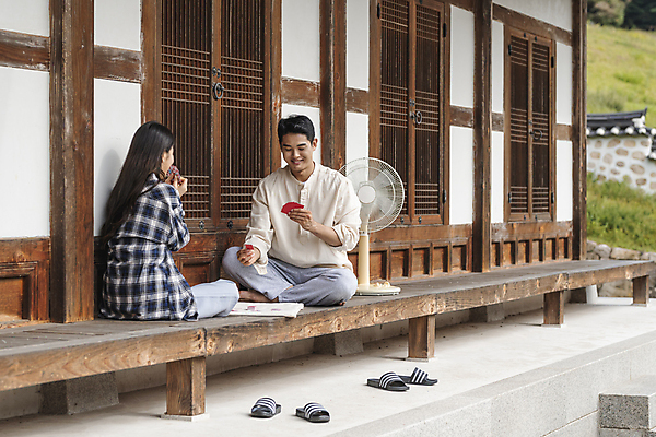 포토 JPG 주간 전신 커플 응시 여자 남자 여행 휴가 휴식 슬리퍼 한옥 미소 들기 앉기 20대 성인 야외 두명 옆모습 뒷모습 한국인 시골 선풍기 툇마루 화투 화투놀이 화투패 성인만 국내포토 여주시 자연요소 한국전통 시선 뷰포인트 신발 컨셉 고건축 관계 모션 표정 사람 동양인 청년 가전제품 게임 마루_인테리어 경기도 파일형식