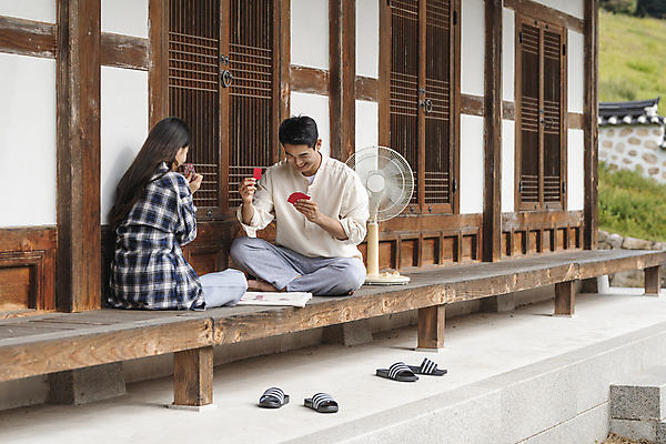 포토 JPG 주간 전신 커플 응시 여자 남자 여행 휴가 휴식 슬리퍼 한옥 들기 20대 성인 야외 두명 옆모습 뒷모습 한국인 시골 선풍기 툇마루 화투 화투놀이 화투패 성인만 국내포토 여주시 자연요소 한국전통 시선 뷰포인트 신발 컨셉 고건축 관계 모션 사람 동양인 청년 가전제품 게임 마루_인테리어 경기도 파일형식