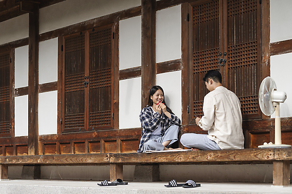 포토 JPG 주간 전신 커플 여자 남자 여행 휴가 휴식 한옥 미소 들기 앉기 20대 성인 야외 두명 옆모습 뒷모습 한국인 시골 가림 선풍기 툇마루 화투 화투놀이 화투패 성인만 국내포토 여주시 자연요소 한국전통 뷰포인트 컨셉 고건축 관계 모션 표정 사람 동양인 청년 가전제품 게임 마루_인테리어 경기도 파일형식