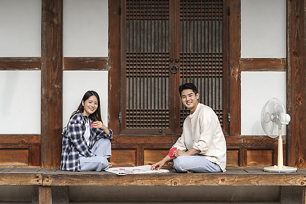 포토 JPG 주간 전신 커플 응시 여자 남자 여행 휴가 휴식 한옥 미소 들기 앉기 20대 성인 야외 두명 옆모습 한국인 시골 선풍기 툇마루 화투 화투놀이 화투패 성인만 국내포토 여주시 자연요소 한국전통 시선 뷰포인트 컨셉 고건축 관계 모션 표정 사람 동양인 청년 가전제품 게임 마루_인테리어 경기도 파일형식