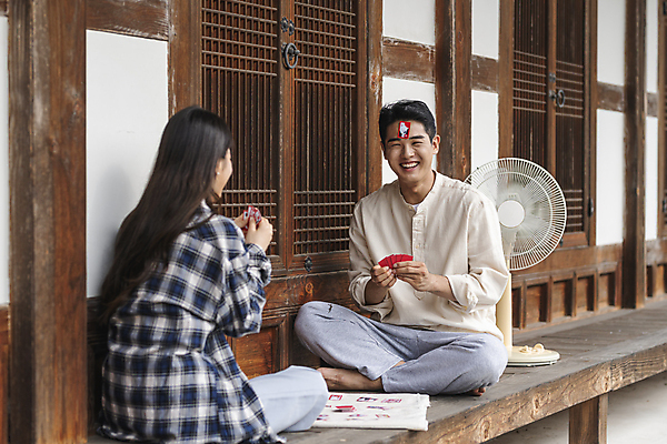 포토 JPG 주간 전신 커플 여자 남자 여행 휴가 휴식 한옥 미소 20대 성인 야외 두명 옆모습 뒷모습 한국인 시골 선풍기 즐거움 붙이기 툇마루 화투 화투놀이 화투패 성인만 국내포토 여주시 자연요소 한국전통 감정 뷰포인트 컨셉 고건축 관계 모션 표정 사람 동양인 청년 가전제품 게임 마루_인테리어 경기도 파일형식