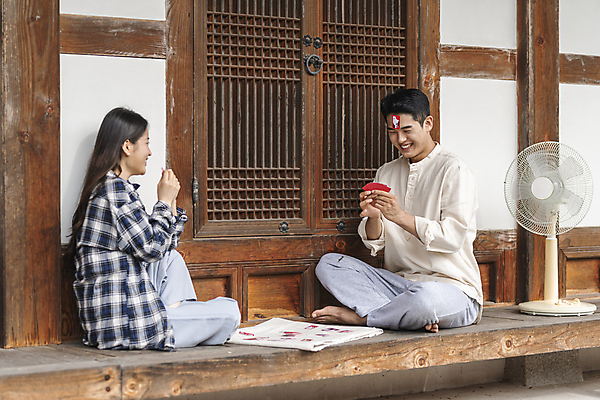 포토 JPG 주간 전신 커플 응시 여자 남자 여행 휴가 휴식 한옥 미소 들기 20대 성인 야외 두명 옆모습 뒷모습 한국인 시골 선풍기 즐거움 붙이기 툇마루 화투 화투놀이 화투패 성인만 국내포토 여주시 자연요소 한국전통 시선 감정 뷰포인트 컨셉 고건축 관계 모션 표정 사람 동양인 청년 가전제품 게임 마루_인테리어 경기도 파일형식