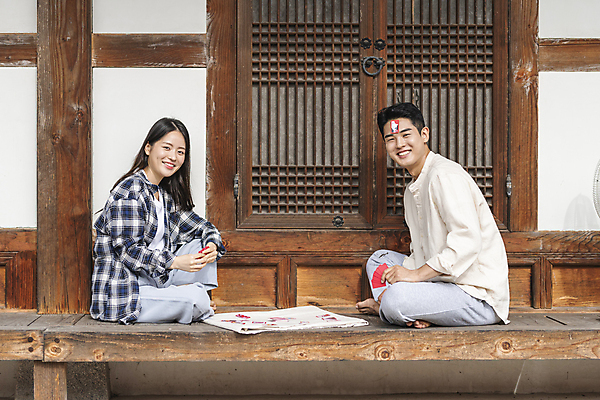 포토 JPG 주간 전신 커플 응시 여자 남자 여행 휴가 휴식 한옥 미소 들기 20대 성인 야외 두명 옆모습 한국인 시골 붙이기 툇마루 화투 화투놀이 화투패 성인만 국내포토 여주시 자연요소 한국전통 시선 뷰포인트 컨셉 고건축 관계 모션 표정 사람 동양인 청년 게임 마루_인테리어 경기도 파일형식