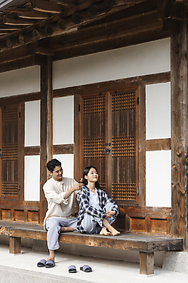 포토 JPG 주간 전신 커플 여자 남자 여행 휴가 휴식 슬리퍼 한옥 앉기 20대 성인 야외 두명 옆모습 머리카락 한국인 시골 잡기 머리빗 머리손질 툇마루 성인만 국내포토 여주시 자연요소 한국전통 뷰포인트 신발 컨셉 고건축 관계 모션 사람 동양인 청년 뷰티 머리 미용용품 마루_인테리어 경기도 파일형식