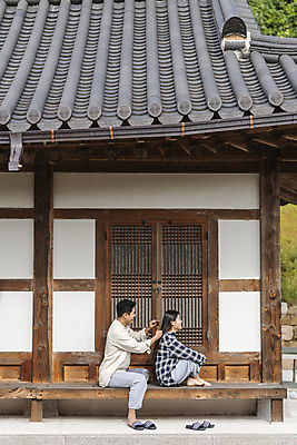 포토 JPG 주간 전신 커플 여자 남자 여행 휴가 휴식 슬리퍼 한옥 앉기 20대 성인 야외 두명 옆모습 머리카락 한국인 시골 잡기 머리빗 머리손질 툇마루 성인만 국내포토 여주시 자연요소 한국전통 뷰포인트 신발 컨셉 고건축 관계 모션 사람 동양인 청년 뷰티 머리 미용용품 마루_인테리어 경기도 파일형식