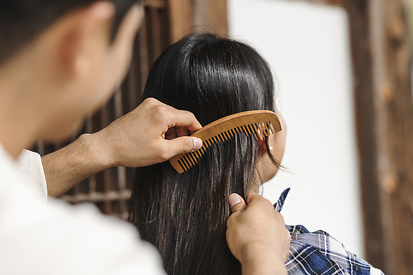 포토 JPG 주간 커플 여자 남자 여행 휴가 휴식 한옥 앉기 상반신 20대 성인 야외 두명 뒷모습 머리카락 한국인 시골 잡기 머리빗 소프트포커스 머리손질 성인만 국내포토 여주시 자연요소 한국전통 뷰포인트 컨셉 고건축 관계 모션 촬영기법 사람 동양인 청년 뷰티 머리 미용용품 경기도 파일형식