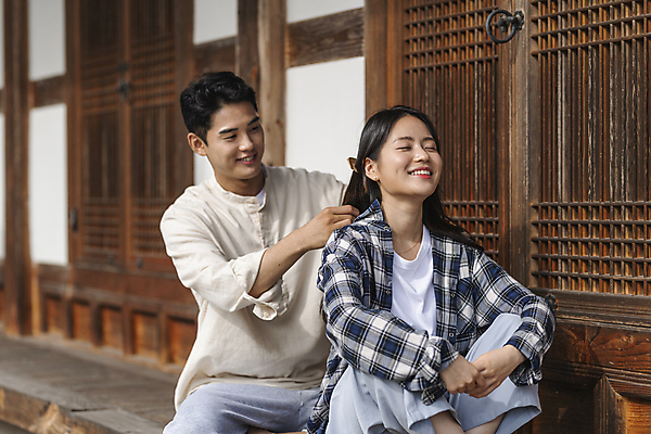 포토 JPG 주간 커플 여자 남자 여행 휴가 휴식 한옥 미소 앉기 상반신 20대 성인 야외 두명 옆모습 머리카락 눈감음 한국인 시골 잡기 머리빗 머리손질 툇마루 성인만 국내포토 여주시 자연요소 한국전통 뷰포인트 컨셉 고건축 관계 모션 표정 사람 동양인 청년 뷰티 머리 미용용품 마루_인테리어 경기도 파일형식