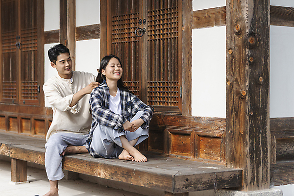 포토 JPG 주간 전신 커플 여자 남자 여행 휴가 휴식 슬리퍼 한옥 미소 앉기 20대 성인 야외 두명 옆모습 머리카락 한국인 시골 잡기 머리빗 머리손질 툇마루 성인만 국내포토 여주시 자연요소 한국전통 뷰포인트 신발 컨셉 고건축 관계 모션 표정 사람 동양인 청년 뷰티 머리 미용용품 마루_인테리어 경기도 파일형식