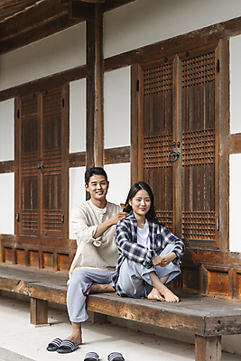 포토 JPG 주간 전신 커플 응시 여자 남자 여행 휴가 휴식 슬리퍼 한옥 미소 앉기 20대 성인 야외 두명 옆모습 머리카락 한국인 시골 잡기 머리빗 머리손질 툇마루 성인만 국내포토 여주시 자연요소 한국전통 시선 뷰포인트 신발 컨셉 고건축 관계 모션 표정 사람 동양인 청년 뷰티 머리 미용용품 마루_인테리어 경기도 파일형식